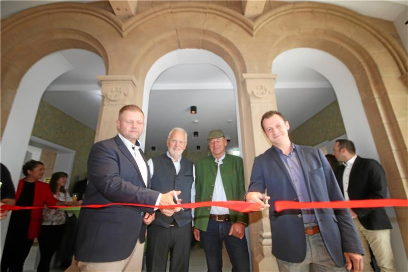 Die Linimed-Geschäftsführer Christian Ruppe (li.) und David Bock setzen im Beisein der Bauherren Bernd Frerichs (2.v.li.) und Friedrich von Petersdorff-Campenzum symbolischen Scherenschnitt an. Foto: Gereke