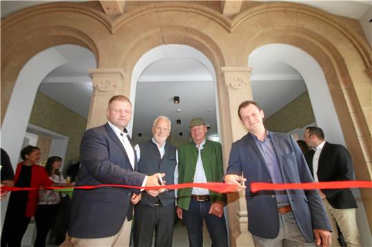 Die Linimed-Geschäftsführer Christian Ruppe (li.) und David Bock setzen im Beisein der Bauherren Bernd Frerichs (2.v.li.) und Friedrich von Petersdorff-Campenzum symbolischen Scherenschnitt an. Foto: Gereke