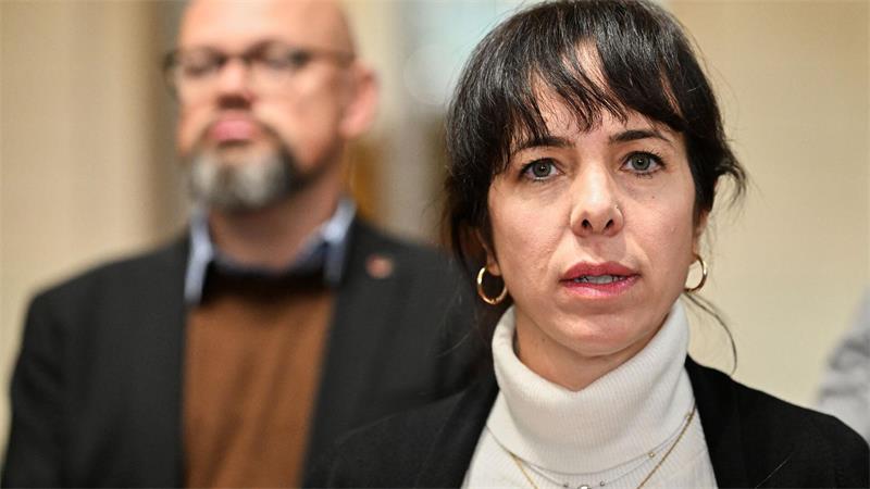 Die Linke-Co-Fraktionsvorsitzende Elif Eralp will in Berlin Regierende Bürgermeisterin werden, im Hintergrund steht der zweite Fraktionsvorsitzende Tobias Schulze.
