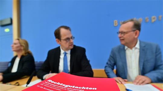 Die Linke plädierte bei einer Pressekonferenz in Berlin für einen Mietendeckel. 