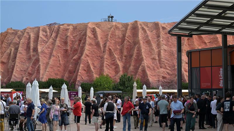 Die Linke tagte am Filmpark Babelsberg im Schatten einer Vulkanattrappe.