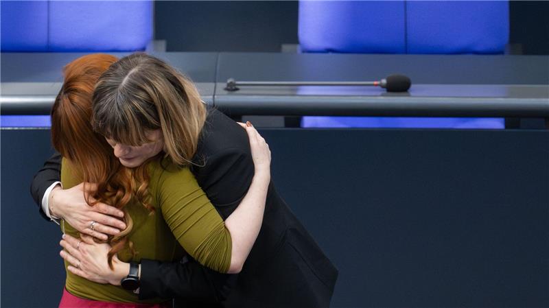 Abgeordnete berichtet unter Tränen von eigenem Erlebnis Die Linken-Abgeordnete Kathrin Gebel wird nach ihrer Rede getröstet.