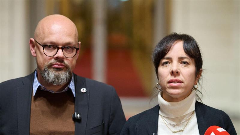 Berliner Linke kann Konflikt um Abgeordnete nicht lösen Die Linken-Fraktionschefs Elif Eralp (r) und Tobias Schulze tun sich schwer im Umgang mit der umstrittenen Abgeordneten Vanessa Emde. (Archivbild)