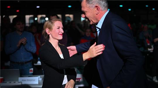 Die Linken-Vorsitzenden Ines Schwerdtner und Jan van Aken ernteten beim Parteitag Jubel der Delegierten.