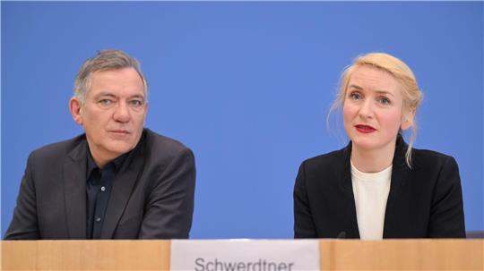 Die Linkenvorsitzenden Jan van Aken und Ines Schwerdtner gehen auf Distanz zu einem Beschluss des eigenen Jugendverbands zu Israel. (Archivbild)
