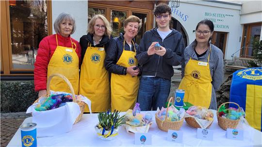 Die Lions-Damen Renate Heinemann (v.l.), Anja Mertelsmann, Präsidentin Ursula Therburg und Claudia Kohl haben am Samstag den Verkauf vor dem Bad Harzburger Hotel Plumbohms eröffnet. Mit dabei auch Erik Mennecke, der in diesem Jahr das Motiv gestaltet hat.