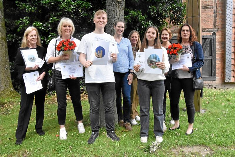 Die Lions-Damen und Kunstlehrerinnen stellen die Sieger ihres Kunst-Wettbewerbs vor: Das Osterei 2024 wird ein Bild von Hannah Hackl (3. von rechts) zieren. Max Balion (3. von links) landete auf dem dritten Platz. Foto: Hartmann