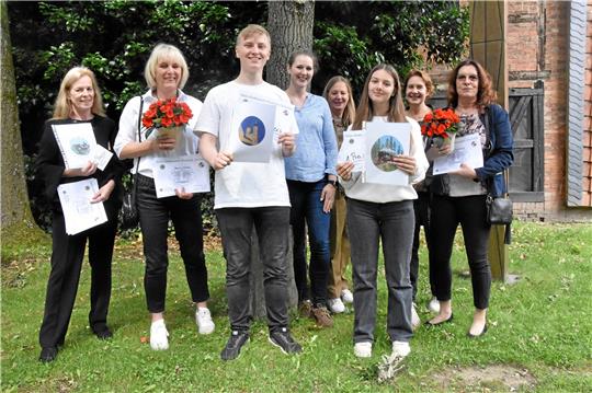 Die Lions-Damen und Kunstlehrerinnen stellen die Sieger ihres Kunst-Wettbewerbs vor: Das Osterei 2024 wird ein Bild von Hannah Hackl (3. von rechts) zieren. Max Balion (3. von links) landete auf dem dritten Platz. Foto: Hartmann