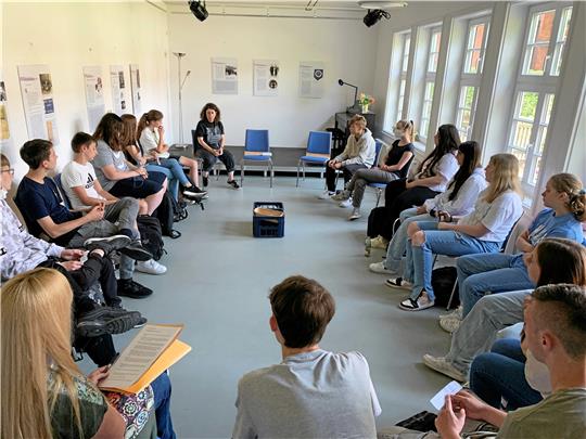 Die Literaturpreisträgerin Lena Gorelik diskutiert in Liebenburg mit Schülern der Adolf-Grimme-Gesamtschule Oker.  Foto: Privat