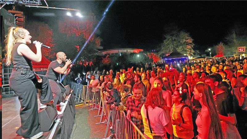 Die Liveband BÄM aus Hannover – hier bei der Walpurgisnacht in Hahnenklee – rockt am Samstag bei der Jubiläumsparty der Bürgerstiftung auf dem Goslarer Marktplatz.