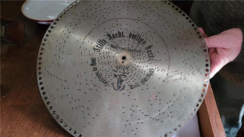 Die Lochplatten hatten je nach Gerät unterschiedliche Größen. Welcher Musiktitel mit ihnen abgespielt werden konnte, stand drauf, in der Regel in verschiedenen Sprachen.