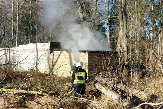 Die Lochtumer Feuerwehr bei den Löscharbeiten am Kleinkaliber-Schießstand. Als die Einsatzkräfte alarmiert wurden, war das Feuer schon weit fortgeschritten. Foto: Feuerwehr Lochtum