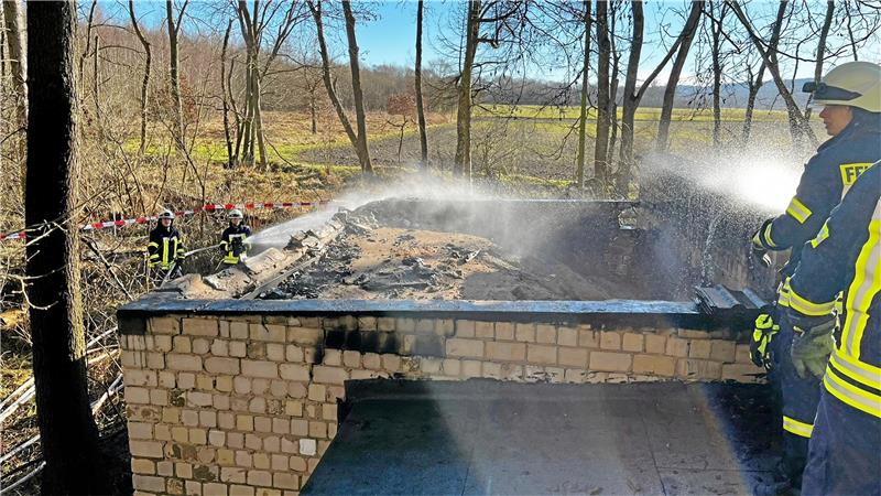 Brand auf Lochtumer Schießstand: Goslarer Polizei ermittelt weiter Die Lochtumer Feuerwehr im Löscheinsatz: Einen halben Tag nach der Mitgliederversammlung des Schützenvereins steht die Kleinkaliber-Anlage in Flammen. Archivfoto: Feuerwehr Lochtum