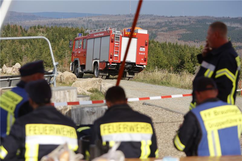 Brocken-Brand: Löschflugzeuge nach Harz-Einsatz zurück in Rom Die Löscharbeiten am Brocken zeigen – auch dank des Regens – deutliche Erfolge. Der Waldbrand ist unter Kontrolle. Es existieren nur noch wenige Glutnester und der Katastrophenfall konnte am Freitag um 11 Uhr beendet werden. Foto: Matthias Bein | dpa