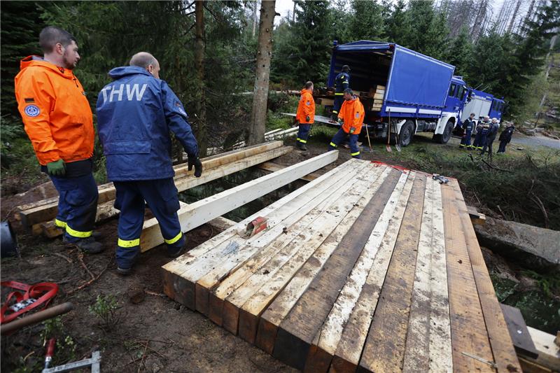 Brocken-Brand: Löschflugzeuge nach Harz-Einsatz zurück in Rom Die Löscharbeiten am Brocken zeigen – auch dank des Regens – deutliche Erfolge. Der Waldbrand ist weiter unter Kontrolle. Die ersten Einsatzkräfte werden abgezogen. Das THW hat eine Brücke für die Feuerwehr errichtet. Alle Infos im GZ-Ticker. Foto: Matthias Bein / dpa