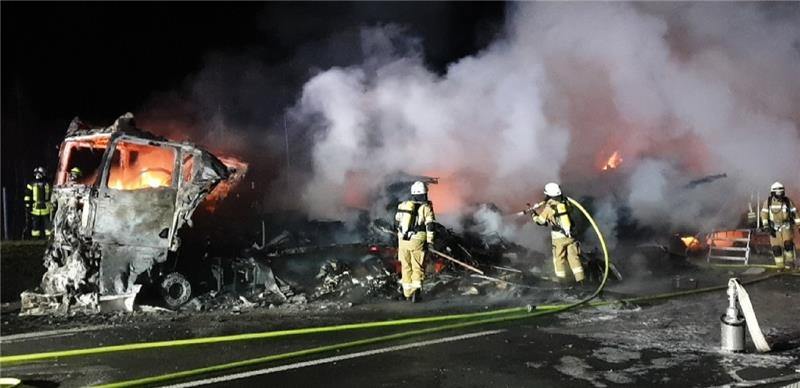 Die Löscharbeiten auf der Autobahn 7 dauerten mehrere Stunden. Foto: Polizei Göttingen