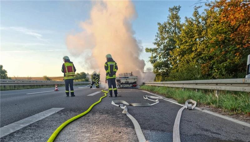 Die Löschwasserzufuhr erfolgt über die Fahrzeuge. Foto: Feuerwehr