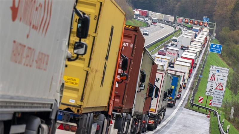 Die Logistikbranche fürchtet Störungen im Güterverkehr im Falle dauerhafter Grenzkontrollen (Archivbild).