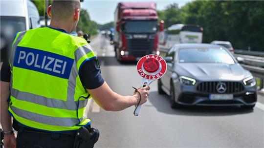 Die Logistikbranche fürchtet im Falle dauerhafter Grenzkontrollen erhebliche Mehrkosten (Archivbild)