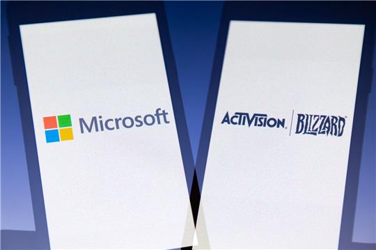 Die Logos des amerikanischen multinationalen Technologiekonzerns Microsoft und des Videospielunternehmens Activision Blizzard.