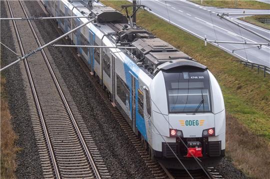 Die Lokführergewerkschaft GDL hat sich in Tarifverhandlungen mit einem Konkurrenten der Deutschen Bahn auf eine 35-Stunden-Woche für Schichtarbeiter geeinigt.