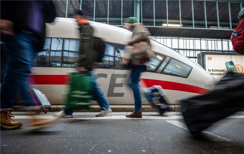 Die Lokführergewerkschaft GDL will die Bahn und auch das Eisenbahnunternehmen Transdev bestreiken. Besonders stark könnte der Regionalverkehr betroffen sein (Archivbild).