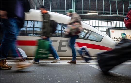 Die Lokführergewerkschaft GDL will die Bahn und auch das Eisenbahnunternehmen Transdev bestreiken. Besonders stark könnte der Regionalverkehr betroffen sein (Archivbild).