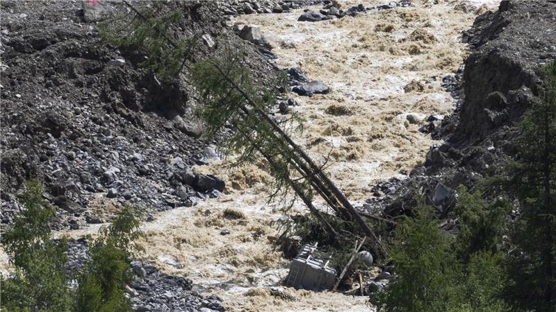 Schuttberg über Blatten 100 Meter hoch - Suche nach Schäfer Die Lonza hat sich eine solide Rinne durch den Schuttberg gebahnt.