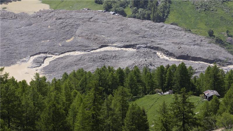 Schuttberg über Blatten 100 Meter hoch - Suche nach Schäfer Die Lonza hat sich einen Weg durch den Schuttberg gebahnt.