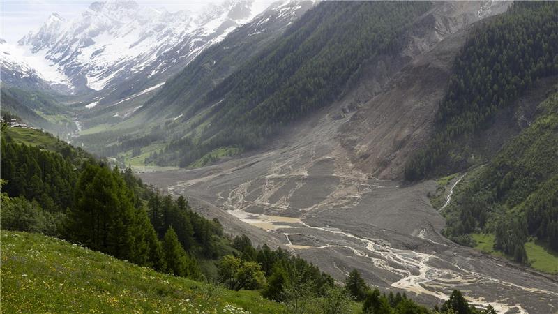 Lötschental: Gefahr in Bergsturzgebiet „sehr hoch“ Die Lonza hat sich mehrere Wege über den Schuttkegel gesucht.