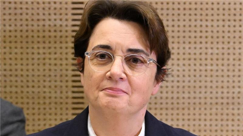 Die Louvre-Präsidentin wurde nach dem Juwelendiebstahl im Museum vor dem französischen Senat befragt.