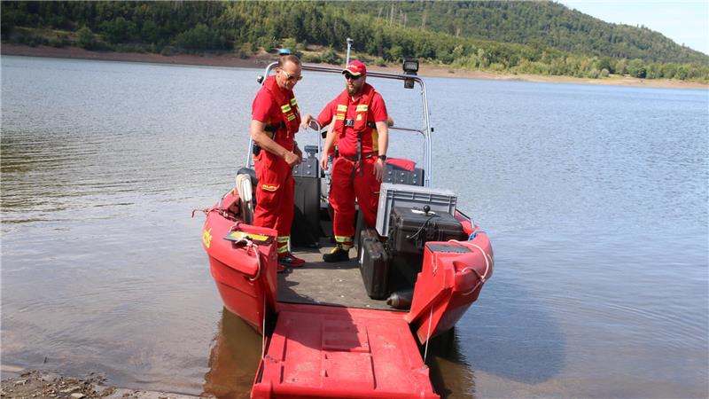 Die „Luchs“ ist ein Spezialboot mit Rettungsluke. Durch sie können Taucher Gegenstände zu Wasser lassen und auch bergen.