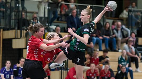 Die Luchse legen vor dem Spiel gegen Wittingen/Stöcken im Training den Schwerpunkt auf hohe Würfe in das gegnerische Tor, hier Hannah Eichhorn im vorigen Heimspiel gegen den MTV Braunschweig.