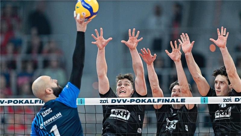 Die Lüneburger Santeri Välimaa (v.l.), Cole Young und Ethan Champlin stellen den Block gegen Friedrichhafens Vojin Cacic.