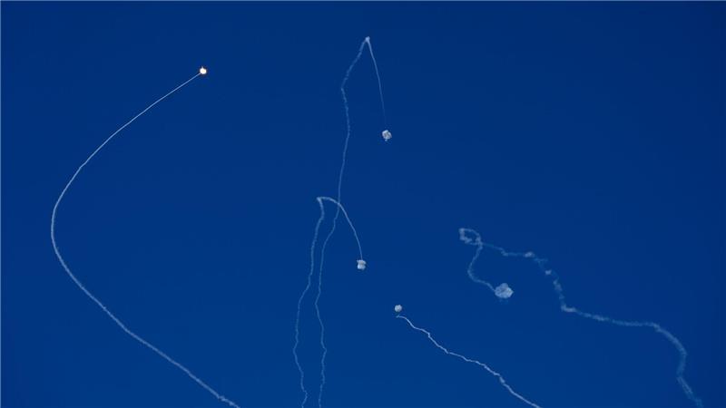 Die Luftabwehr - hier in Israel - schießt unter anderem Raketen am Himmel ab.