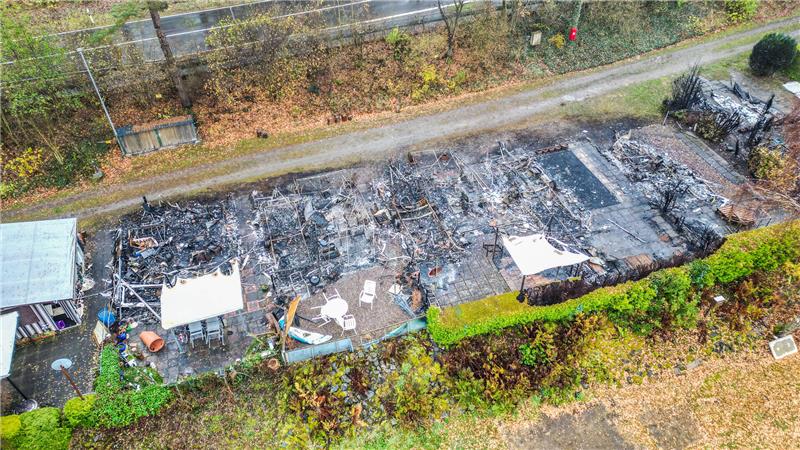 Fassungslos: Großbrand zerstört Wohnmobile, Boote und Erinnerungen Eine Luftaufnahme von dem Platz nach dem Brand.