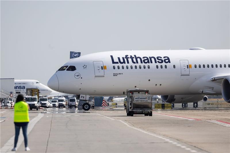 Verdi ruft Lufthansa-Bodenpersonal zu neuem Warnstreik auf Die Lufthansa-Maschine des Typs Boeing 787-9 steht auf dem Rollfeld am Frankfurter Flughafen.