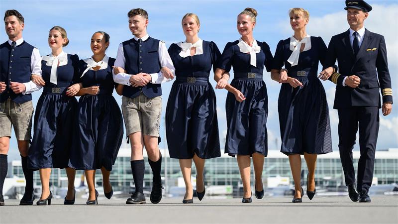 Die Lufthansa stellt die Tracht für die Crews zum Oktoberfest vor.