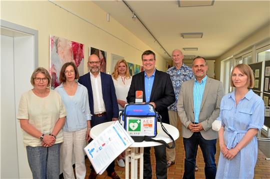 Die Luthergemeinde, der Kirchenvorstand und der Landkreis Goslar freuten sich, dass im Haus der Kirche jetzt ein Defibrillator zu finden ist (v.l.): Agnes Wolf, Dr Claudia Hubmann, Jens Höfel, Stefanie Sandau, Dr. Alexander Saipa, Friedrich Erhardt, Thomas Ebert und Aleksandra Gryska. Foto: Fricke