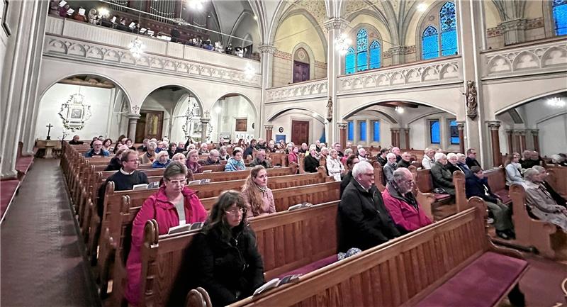 Harzburger Kirchengemeinde fragt nach Gerechtigkeit Die Lutherkantorei (oben auf der Orgelempore) begleitet den Festgottesdienst in der gut besuchten Lutherkirche musikalisch. Foto: Schlegel