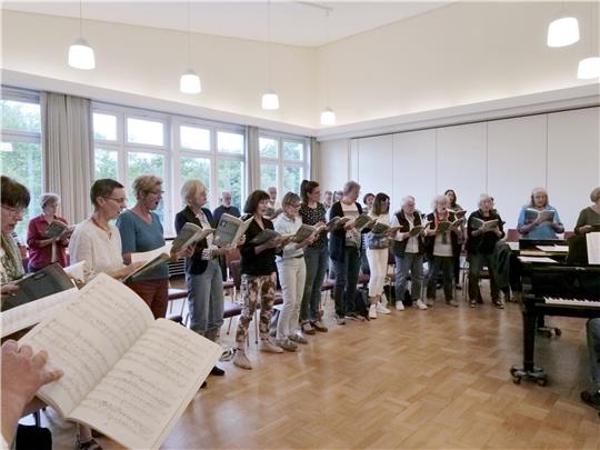 Die Lutherkantorei probt in der Kurstadt mit Propsteikantor Karsten Krüger ein, was im September mit der Lübecker Singakademie, dem Philharmonischen Kammerorchester Wernigerode und Solisten präsentiert werden soll. Foto: Potthast