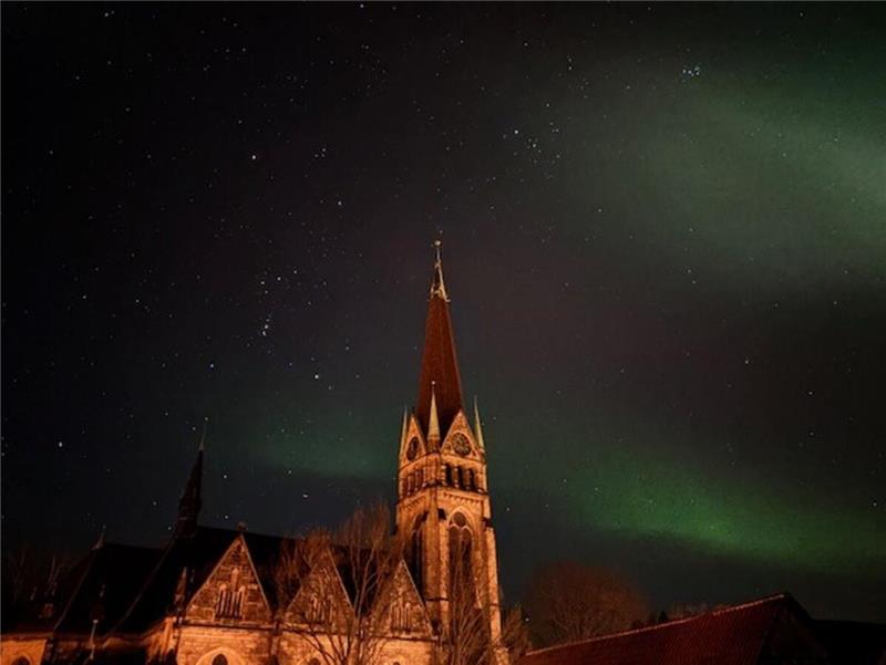 Die Lutherkirche in Bad Harzburg umringt von Polarlichtern, geknipst von Manuela...