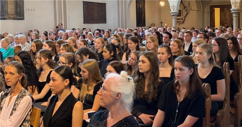 Chöre und Solisten begeistern beim WvS-Sommerkonzert Die Lutherkirche ist zum Sommerkonzert bis auf den letzten Platz gefüllt.