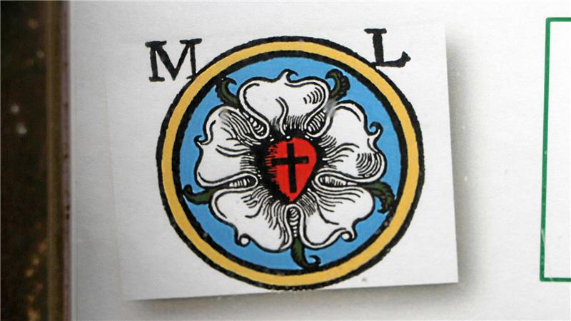 Werlaburgdorf: Millionenprojekt für maroden Kirchturm gestartet Die Lutherrose im Schaukasten des evangelischen Gotteshauses weist auf das Reformationsfest hin.