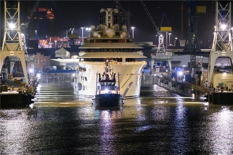 Die Luxusjacht «Dilbar» wird von Schleppern aus dem Dock der Werft Blohm + Voss auf die Elbe gezogen.
