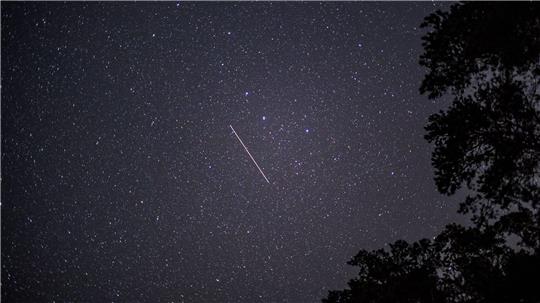 Die Lyriden kommen und damit können Sternschnuppen am Himmel gesehen werden - auch wenn das hier im Bild nur ein Satellit ist. (Archivbild)