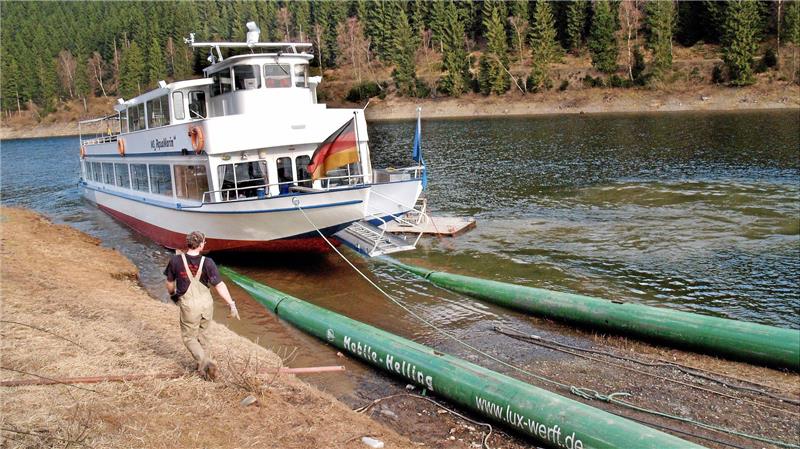 Die MS „Aquamarin“ wird im Frühjahr 2009 nach dem Schiffs-TÜV vom Trockendock wieder ins Wasser gelassen – kein einfaches Unterfangen.