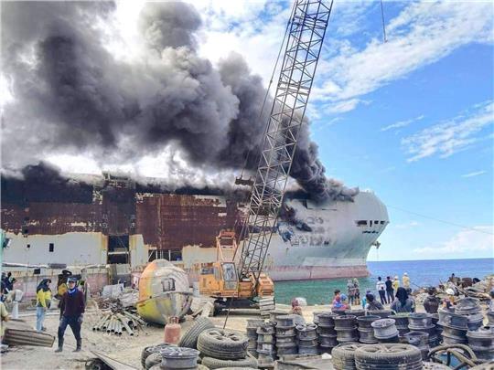Die «MV Diamond Highway» hat bei Bergungsarbeiten Feuer gefangen.