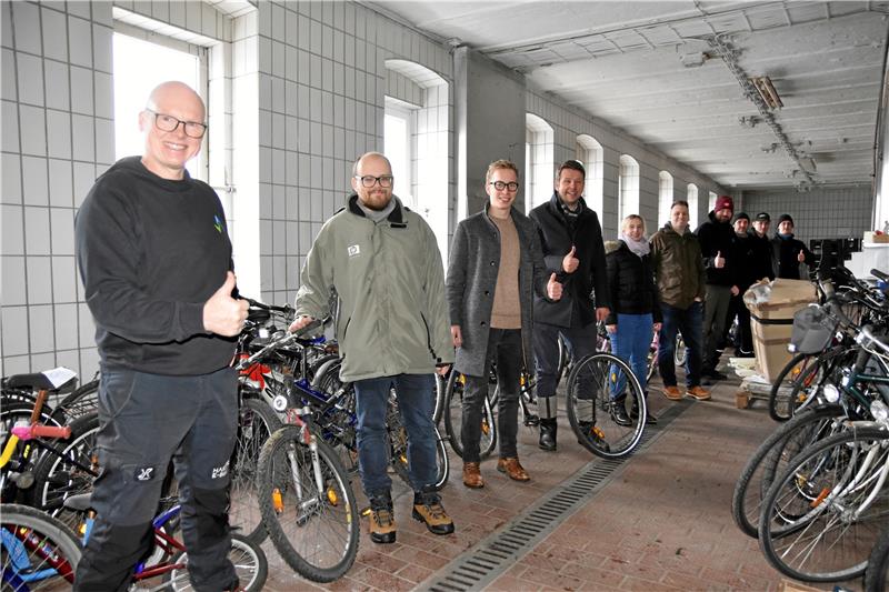 In Seesen entsteht ein neues Fahrrad aus drei alten Die Macher des Fahrrad-Projekts in einer Halle in Seesen eint die Leidenschaft für die Kreislaufwirtschaft. Es sind: Martin Silberborth, Tobias Geger, Hauke Hemmerling, Max Richter, Maret Mathiszig, Dominique Briechle, Stefan Borowsky, Christoph Thorwarth, Joshua Fuhrmann und Jerôme Radke (v.li.). Foto: Berg