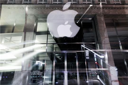 Die Macher des Online-Spiels «Fortnite» können nun doch weiter daran arbeiten, in der EU auf das iPhone zurückzukehren. Apple ließ den wenige Tage zuvor ausgesperrten schwedischen Entwickler-Account von Epic Games wieder zu.